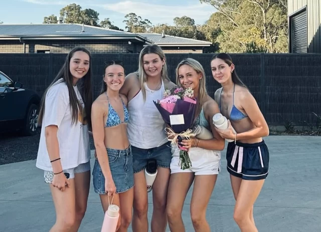 Just some Gorgeous Country Girls Celebrating their Best friends Going Away Party this afternoon.
Beautiful Fresh Flowers for Lottie from her
Besties 💐Safe travels Lottie x